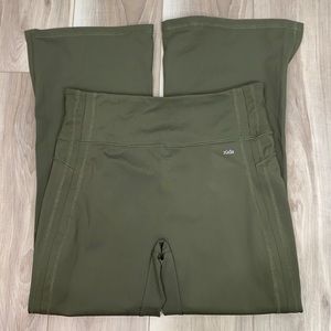 Zuda olive green split hem flare leggings size petite medium